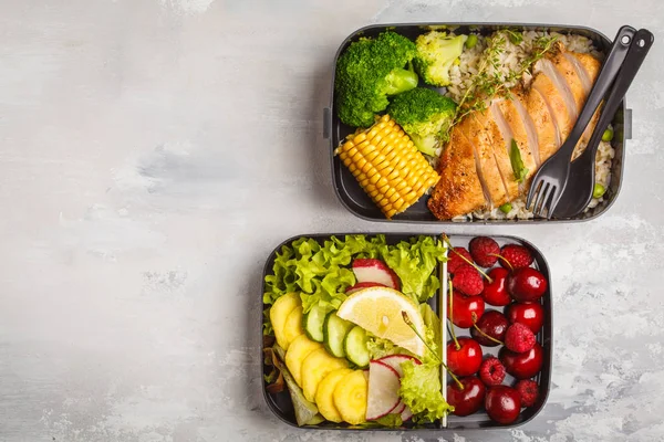 Gefäße Zur Zubereitung Gesunder Mahlzeiten Mit Gegrilltem Huhn Mit Obst — Stockfoto