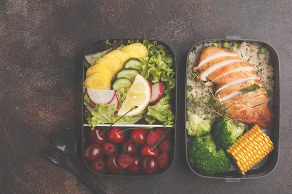 健康的な食事は 野菜とグリルチキンの容器を準備します テイクアウト食品 暗い背景のトップ ビュー — ストック写真