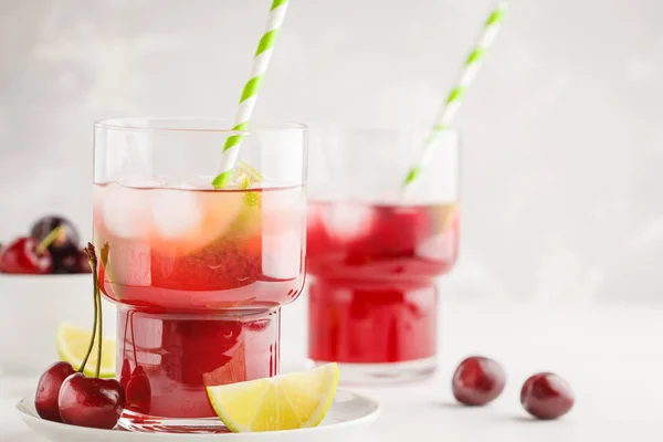 Zumo Cereza Con Hielo Lima Vaso Precipitados Fondo Claro Concepto — Foto de Stock