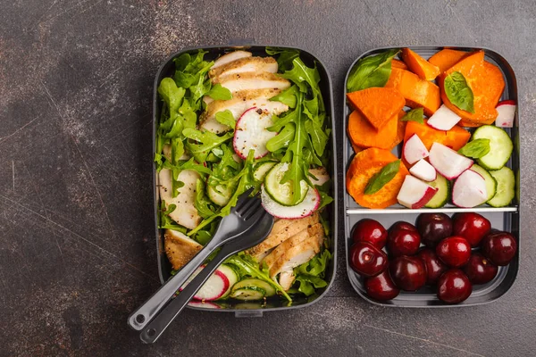 Sağlıklı yemek kapları ile ızgara tavuk salata, tatlı patates, meyveler, meyve ve sebze ile hazırlayın. Paket servisi olan restoran gıda.