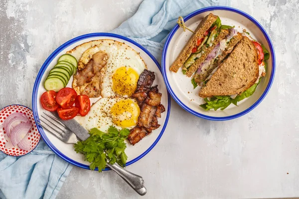 Œufs Frits Avec Bacon Sandwich Avec Viande Fromage Des Légumes — Photo