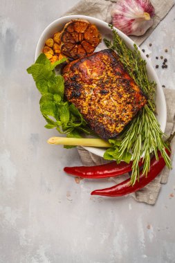 Hardal, biberiye, beyaz tabak, beyaz arka planda sarımsak soslu domuz eti pişmiş, kopyalama alanı.