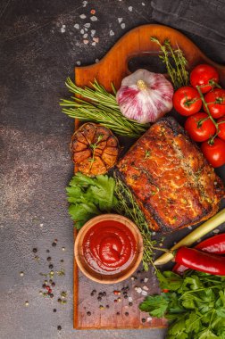 Kekik, biberiye, ahşap bir masa, koyu arka plan, sarımsak soslu domuz eti pişmiş alanı Kopyala.