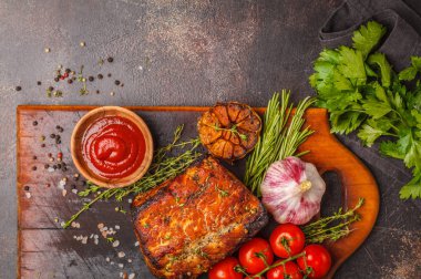 Kekik, biberiye, ahşap bir masa, koyu arka plan, sarımsak soslu domuz eti pişmiş alanı Kopyala.