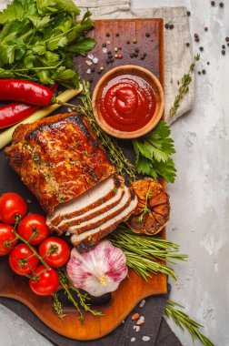 Domuz eti ile kekik, biberiye, sarımsak ve domates sosu bir ahşap tahta üzerinde pişmiş, arka plan ışık, alanı Kopyala.