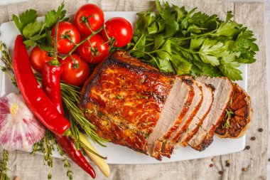 Beyaz tabakta kopya alanı kekik, biberiye, sarımsak ve domates soslu kızarmış domuz eti