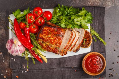 Beyaz bir yemek, kopya alanı üzerinde kekik, biberiye, sarımsak ve domates soslu kızarmış domuz eti.