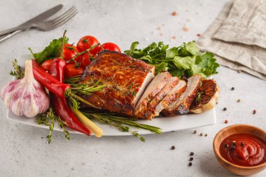 Beyaz bir yemek, kopya alanı üzerinde kekik, biberiye, sarımsak ve domates soslu kızarmış domuz eti.