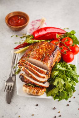 Beyaz bir yemek, kopya alanı üzerinde kekik, biberiye, sarımsak ve domates soslu kızarmış domuz eti.