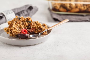 Kek Erik ve ahududu bir cam tabakta parçalamak. Sağlıklı vegan gıda kavramı.