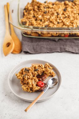 Kek Erik ve ahududu bir cam tabakta parçalamak. Sağlıklı vegan gıda kavramı.