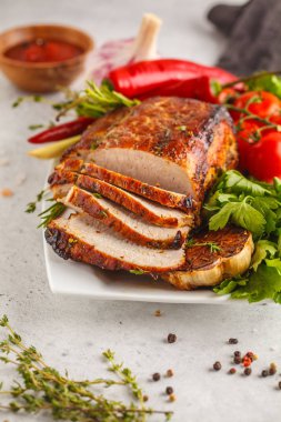 Beyaz bir yemek, kopya alanı üzerinde kekik, biberiye, sarımsak ve domates soslu kızarmış domuz eti.