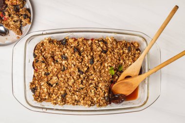 Erik ve ahududu bir cam tabak, üstten görünüm, beyaz arka plan ile pasta parçalamak. Sağlıklı vegan gıda kavramı.