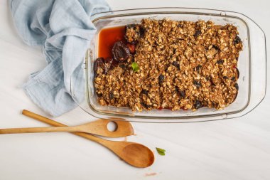 Erik ve ahududu bir cam tabak, üstten görünüm, beyaz arka plan ile pasta parçalamak. Sağlıklı vegan gıda kavramı.