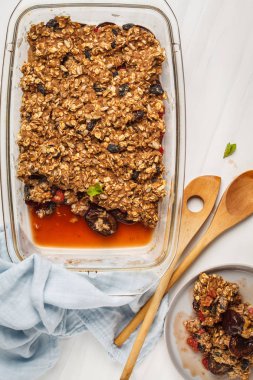 Erik ve ahududu bir cam tabak, üstten görünüm, beyaz arka plan ile pasta parçalamak. Sağlıklı vegan gıda kavramı.