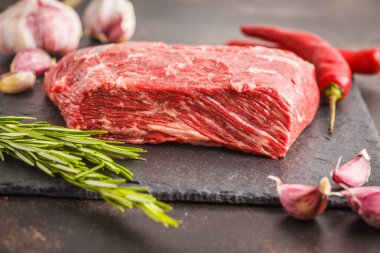 Sığır eti kayrak ile baharat, koyu arka plan, kopya alanı üzerinde ham bütün parça.