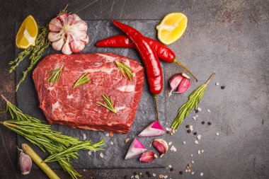 Sığır eti kayrak ile baharat, koyu arka plan, kopya alanı üzerinde ham bütün parça.