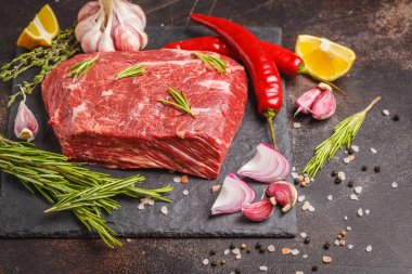 Sığır eti kayrak ile baharat, koyu arka plan, kopya alanı üzerinde ham bütün parça.