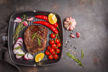 Izgara sığır eti dilim bir kepçe ile baharat ve sebzeler, üstten görünüm içinde pişmiş, kopyalama alanı.