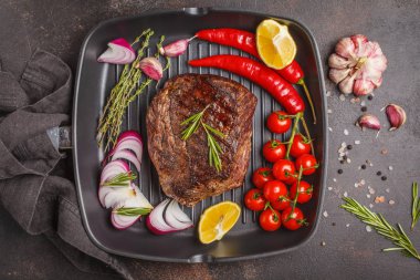 Izgara sığır eti dilim bir kepçe ile baharat ve sebzeler, üstten görünüm içinde pişmiş, kopyalama alanı.