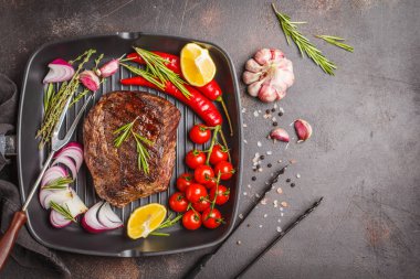 Izgara sığır eti dilim bir kepçe ile baharat ve sebzeler, üstten görünüm içinde pişmiş, kopyalama alanı.