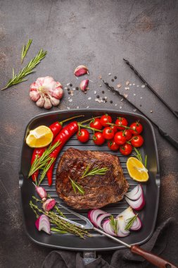 Izgara sığır eti dilim bir kepçe ile baharat ve sebzeler, üstten görünüm içinde pişmiş, kopyalama alanı.
