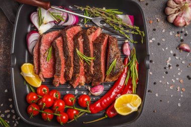 Baharat ve sebzeler, üstten görünüm ile bir tavada kızarmış biftek dilimlenmiş, kopyalama alanı.