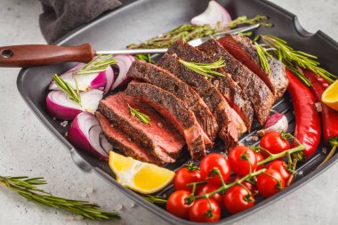 Dilimlenmiş biftek kızartma tavası ızgara ile baharat ve sebzeler, makro içinde