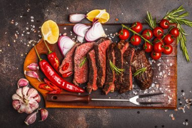 Baharat ve sebzeler, üstten görünüm ile ahşap bir gemide biftek dilimlenmiş, kopyalama alanı.