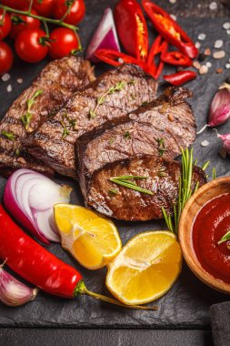 Izgara Dana biftek baharat ve sebzeler kayrak Yönetim Kurulu, koyu arka plan, makro ile