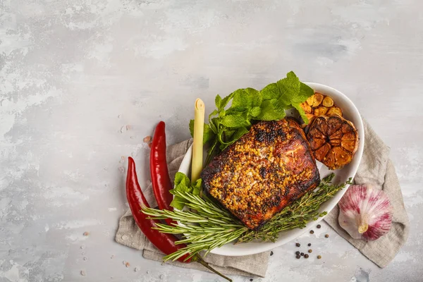 Hardal, biberiye, beyaz tabak, beyaz arka planda sarımsak soslu domuz eti pişmiş, kopyalama alanı.