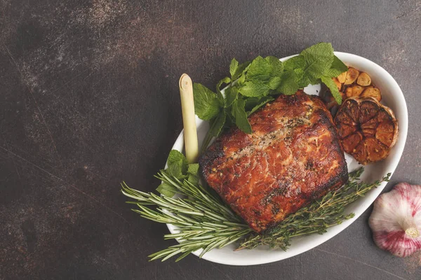 Hardal, biberiye, beyaz bir tabak, koyu arka plan, sarımsak soslu domuz eti pişmiş alanı Kopyala.