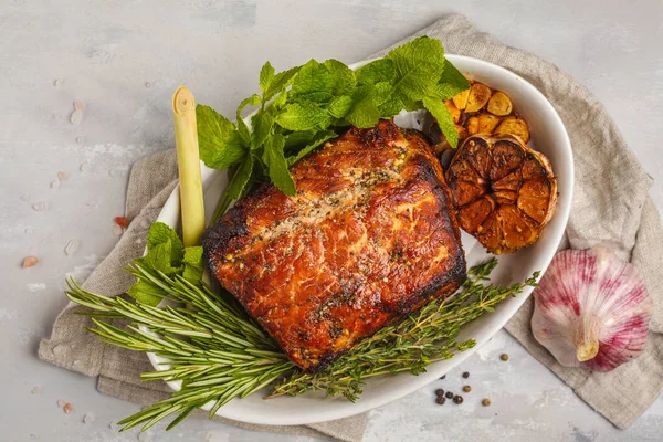 Hardal, biberiye, beyaz tabak, beyaz arka planda sarımsak soslu domuz eti pişmiş, kopyalama alanı.