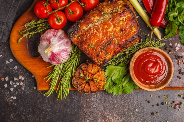 Kekik, biberiye, ahşap bir masa, koyu arka plan, sarımsak soslu domuz eti pişmiş alanı Kopyala.