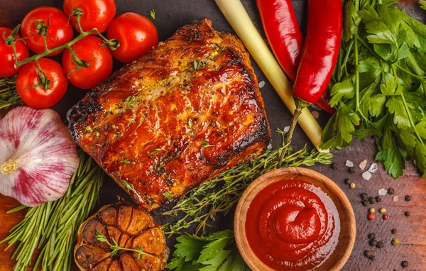 Domuz eti ile kekik, biberiye, sarımsak ve domates sosu bir ahşap tahta üzerinde pişmiş, arka plan ışık