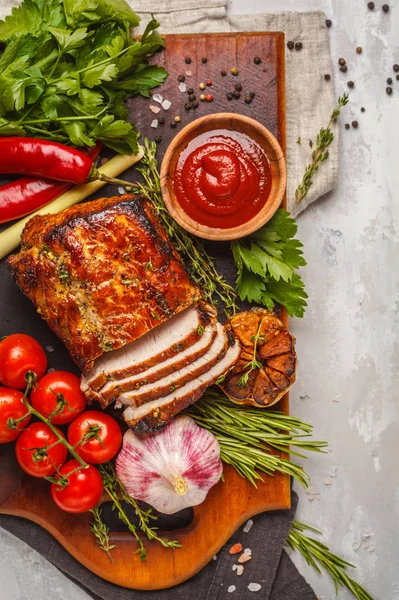 Domuz eti ile kekik, biberiye, sarımsak ve domates sosu bir ahşap tahta üzerinde pişmiş, arka plan ışık, alanı Kopyala.