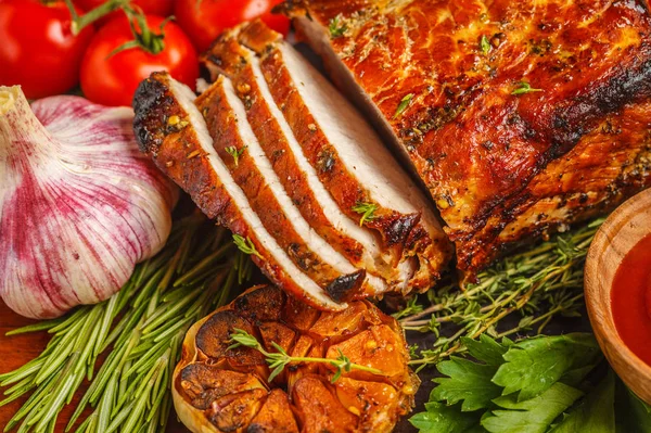 Domuz eti ile kekik, biberiye, sarımsak ve domates sosu bir ahşap tahta üzerinde pişmiş, arka plan ışık