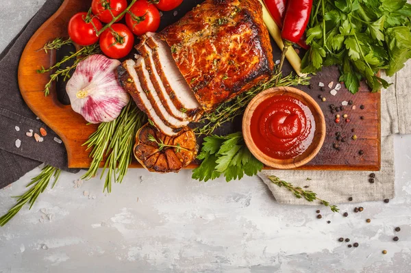 Domuz eti ile kekik, biberiye, sarımsak ve domates sosu bir ahşap tahta üzerinde pişmiş, arka plan ışık, alanı Kopyala.