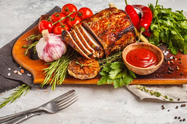 Domuz eti ile kekik, biberiye, sarımsak ve domates sosu bir ahşap tahta üzerinde pişmiş, arka plan ışık, alanı Kopyala.