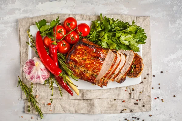 Beyaz tabakta kopya alanı kekik, biberiye, sarımsak ve domates soslu kızarmış domuz eti