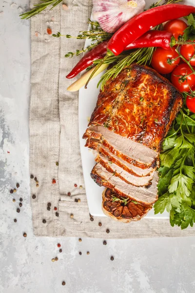 Beyaz tabakta kopya alanı kekik, biberiye, sarımsak ve domates soslu kızarmış domuz eti