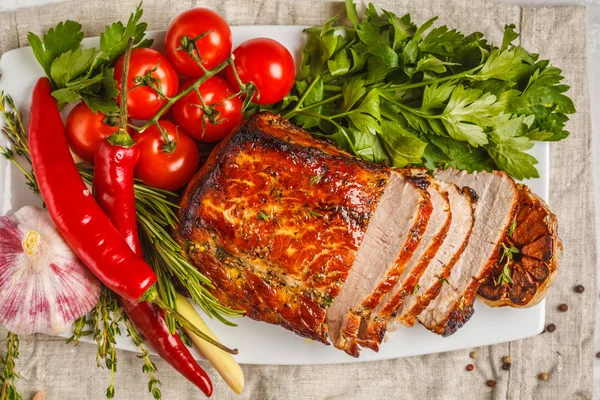 Beyaz tabakta kopya alanı kekik, biberiye, sarımsak ve domates soslu kızarmış domuz eti