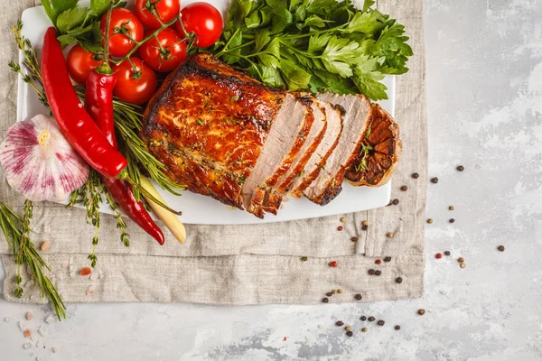 Beyaz tabakta kopya alanı kekik, biberiye, sarımsak ve domates soslu kızarmış domuz eti