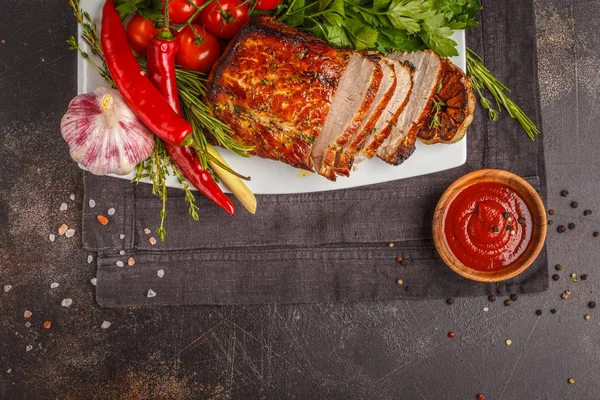 Beyaz bir yemek, kopya alanı üzerinde kekik, biberiye, sarımsak ve domates soslu kızarmış domuz eti.