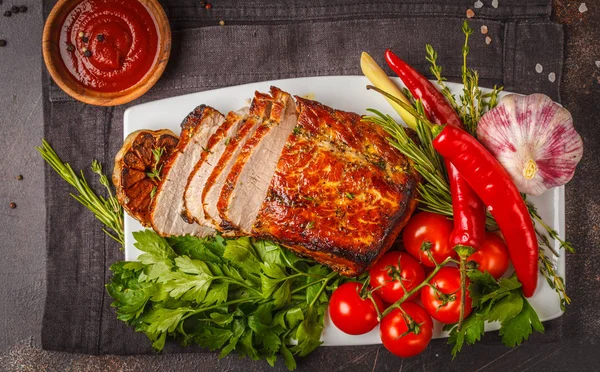 Beyaz bir yemek, kopya alanı üzerinde kekik, biberiye, sarımsak ve domates soslu kızarmış domuz eti.