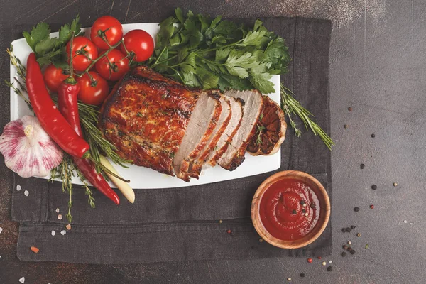 Beyaz bir yemek, kopya alanı üzerinde kekik, biberiye, sarımsak ve domates soslu kızarmış domuz eti.