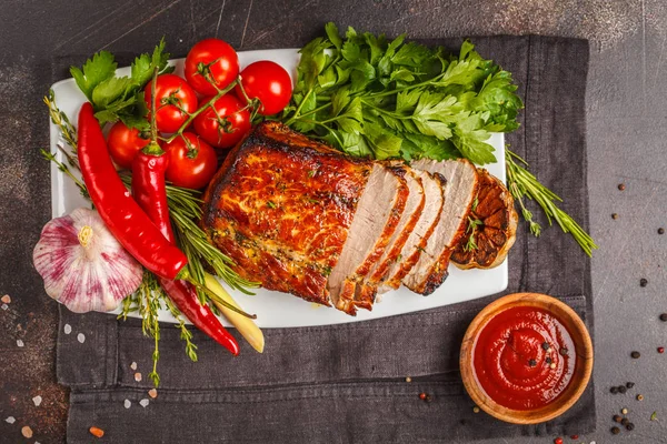 Beyaz bir yemek, kopya alanı üzerinde kekik, biberiye, sarımsak ve domates soslu kızarmış domuz eti.