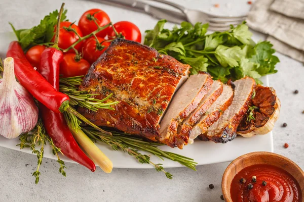 Beyaz bir yemek, kopya alanı üzerinde kekik, biberiye, sarımsak ve domates soslu kızarmış domuz eti.