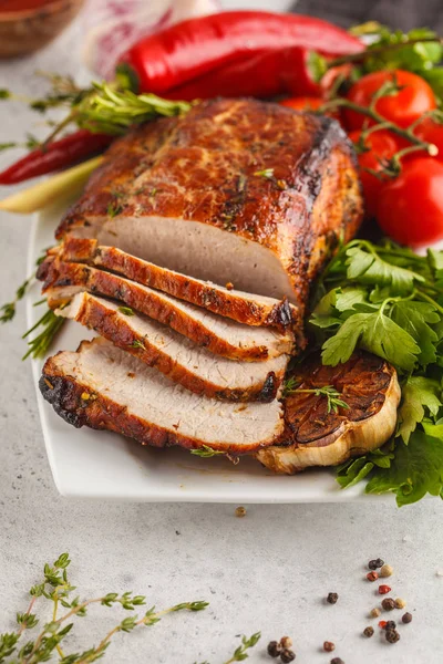 Beyaz bir yemek, kopya alanı üzerinde kekik, biberiye, sarımsak ve domates soslu kızarmış domuz eti.