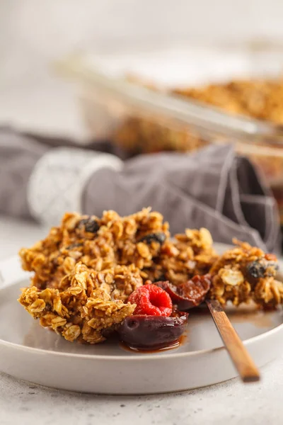 Kek Erik ve ahududu bir cam tabakta parçalamak. Sağlıklı vegan gıda kavramı.